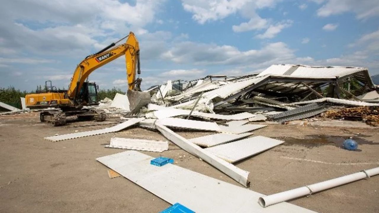 Bursa'da tarım arazilerindeki kaçak yapılar yıkılıyor