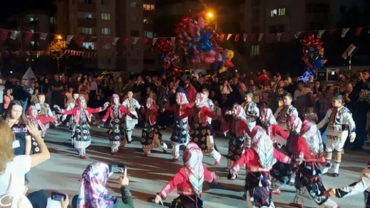 Bursa'da festivalin gözdesi Yıldızlar folklor ekibi oldu
