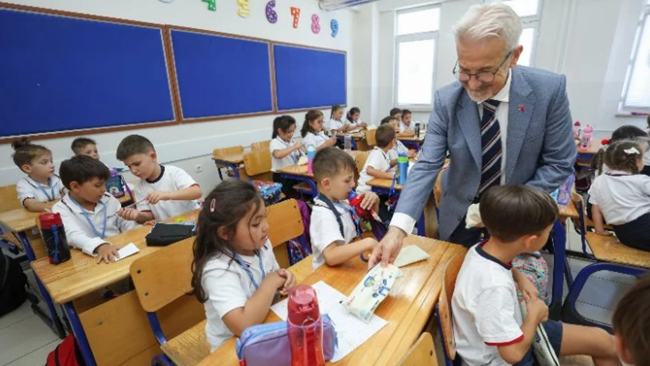 Nilüfer Belediye Başkanı Turgay Erdem'den miniklere ilk gün sürprizi
