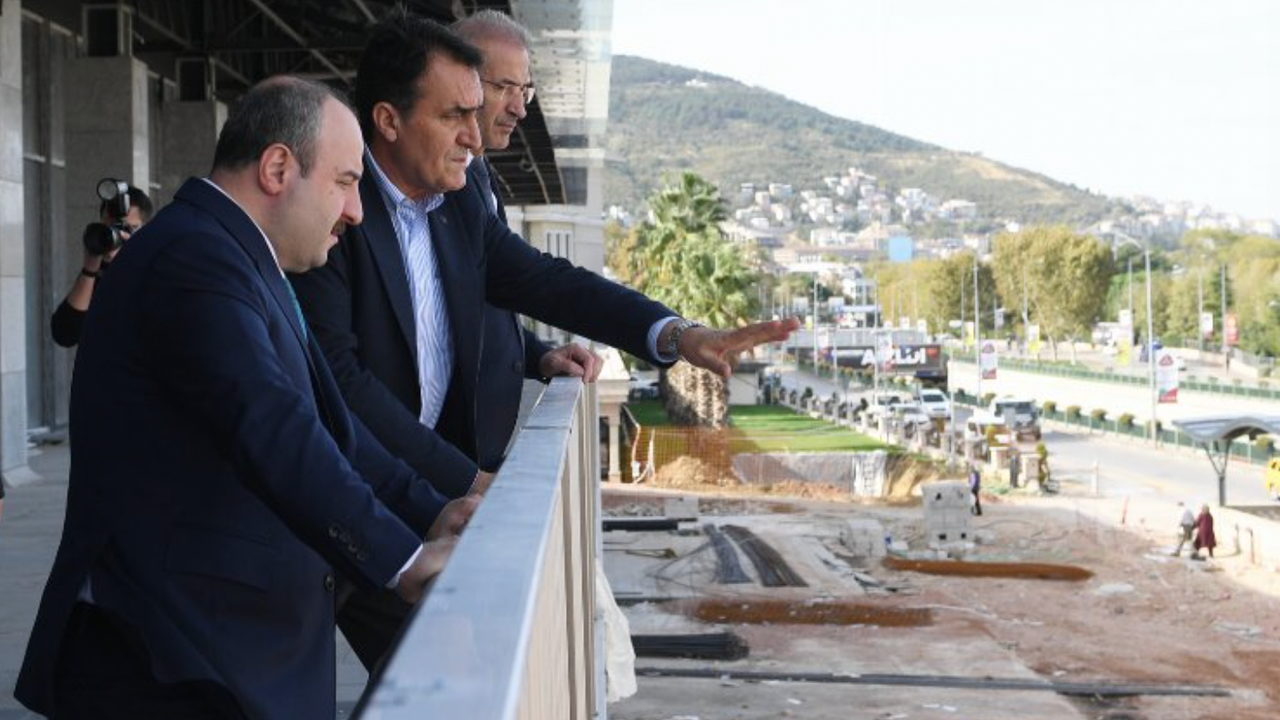 AK Parti Bursa Milletvekili Varank, Osmangazi Meydanı’nı inceledi