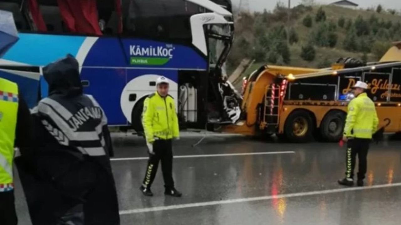 Bursa'da yolcu otobüsü aniden şerit değiştiren hafriyat kamyonuna çarptı