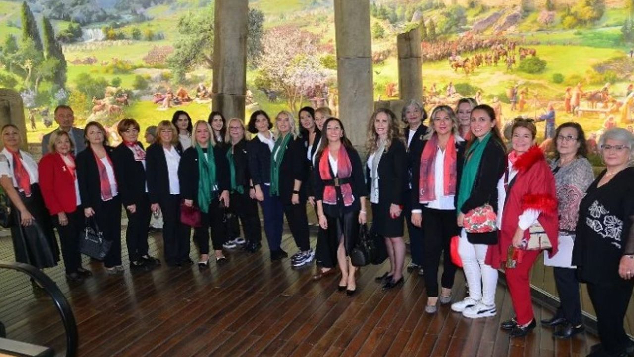 Bursa'da Cumhuriyet kadınlarından 100. yıl buluşması