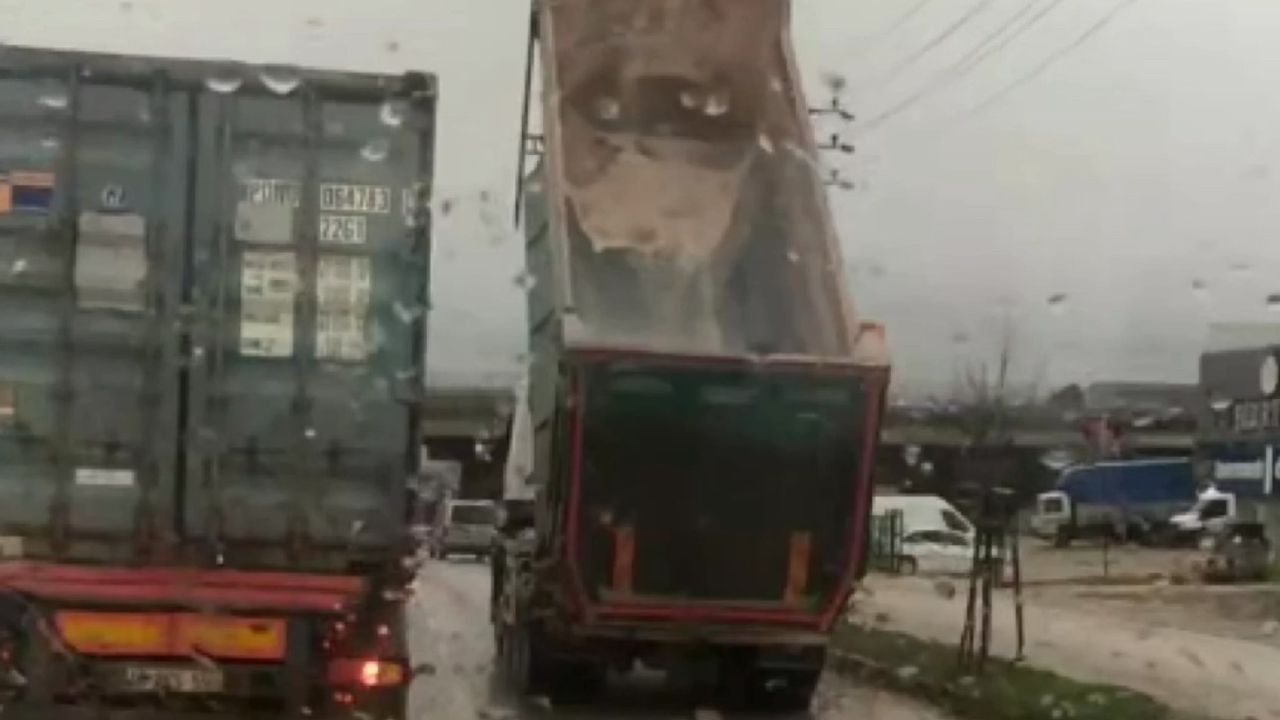 Bursa'da trafikte damperi açık kamyon dehşeti!
