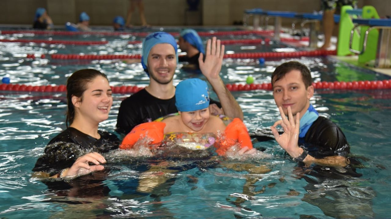 Bursa'da üniversite öğrencilerinden engellilere yüzme kursu