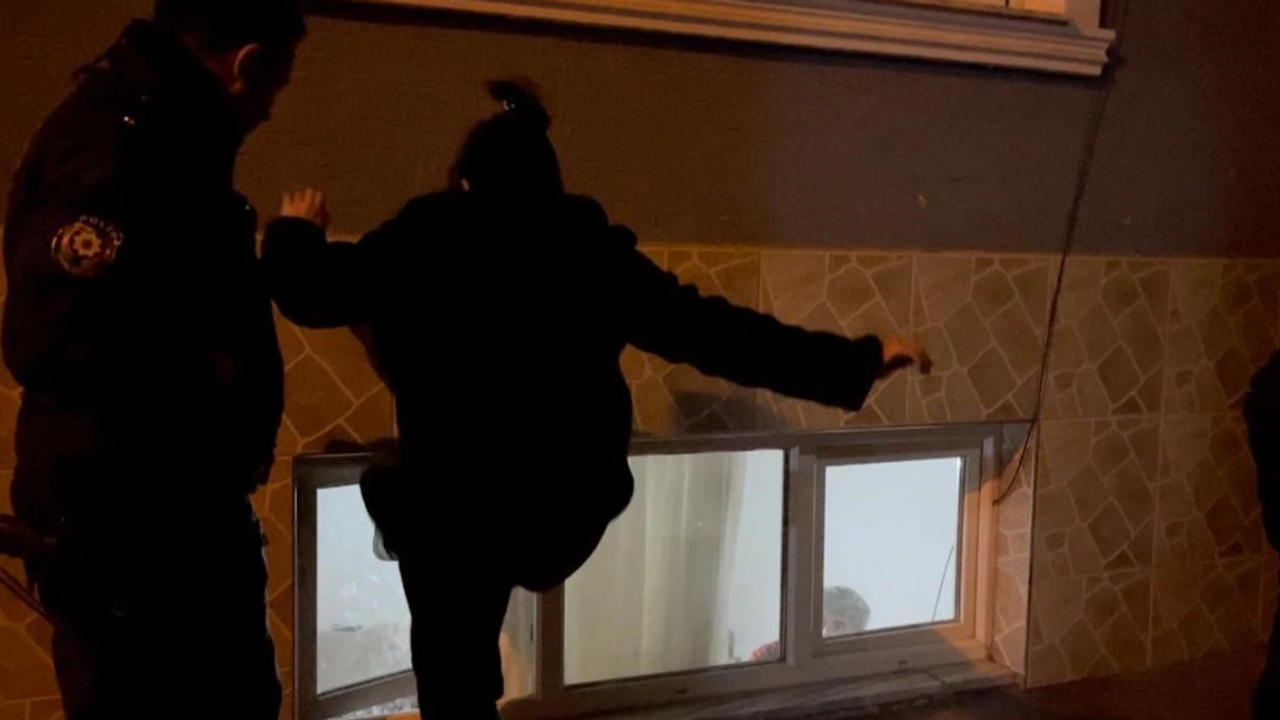 Bursa'da erkek arkadaşının evini bastı