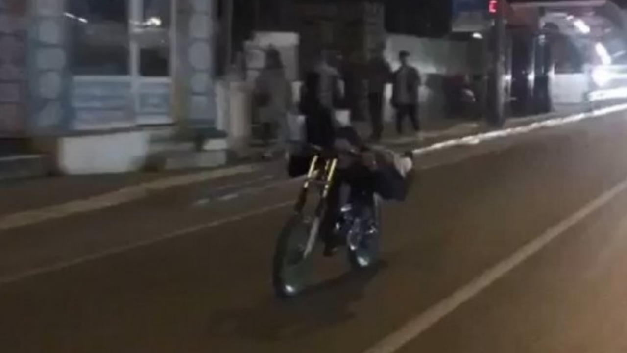 Bursa'da motosikletli sürücünün tehlikeli yolculuğu