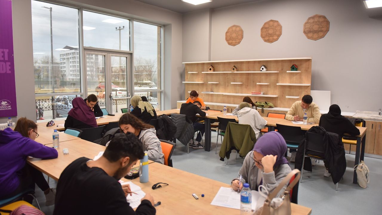 Yıldırım'da üniversite adaylarına TYT provası: Yüzlerce kişi katıldı
