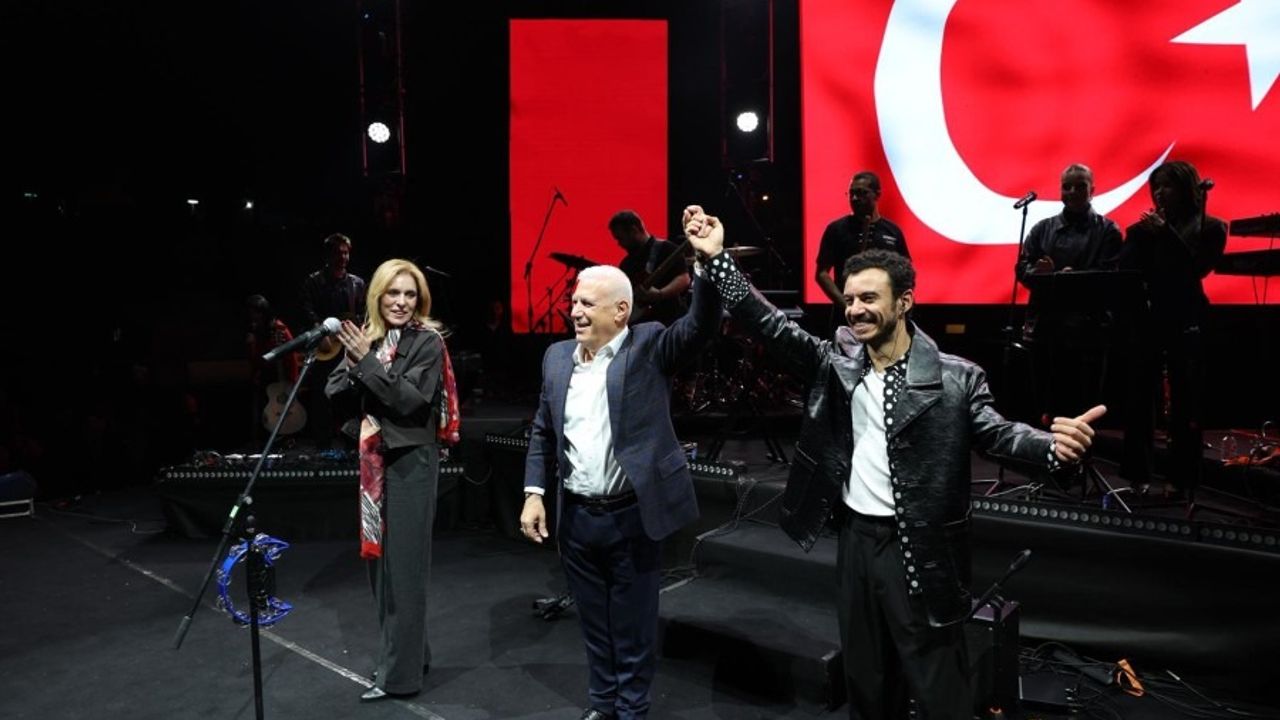 'Cumhuriyet' coşkusu Buray'la taçlandı