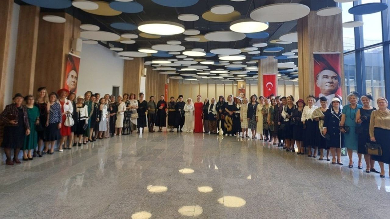 Nilüfer Kadın Korosu'ndan Cumhuriyet defilesi