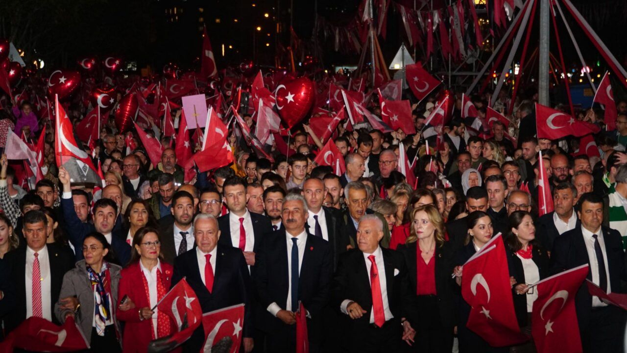 Bursalılar, FSM'de 'Cumhuriyet Yürüyüşü'nde buluştu!