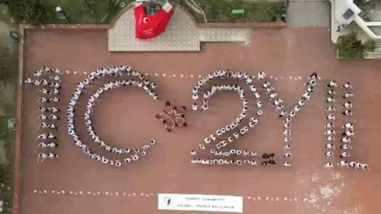 Bursa’da öğrenciler Cumhuriyet’in 102. yılını çizdi
