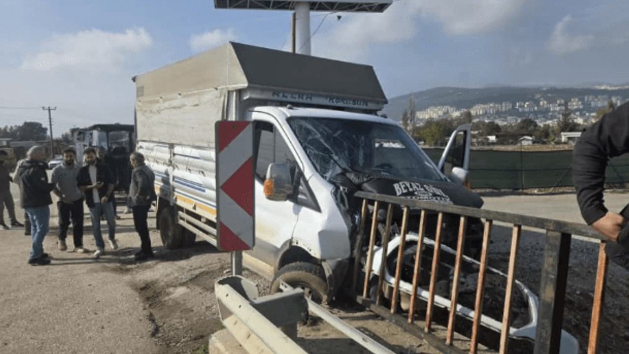 Kamyonet köprüye ok gibi saplandı!