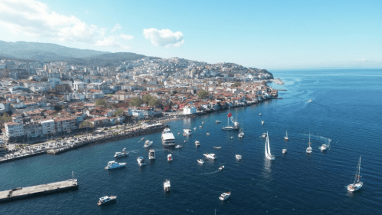 Bursa'da teknelerden Cumhuriyet korteji