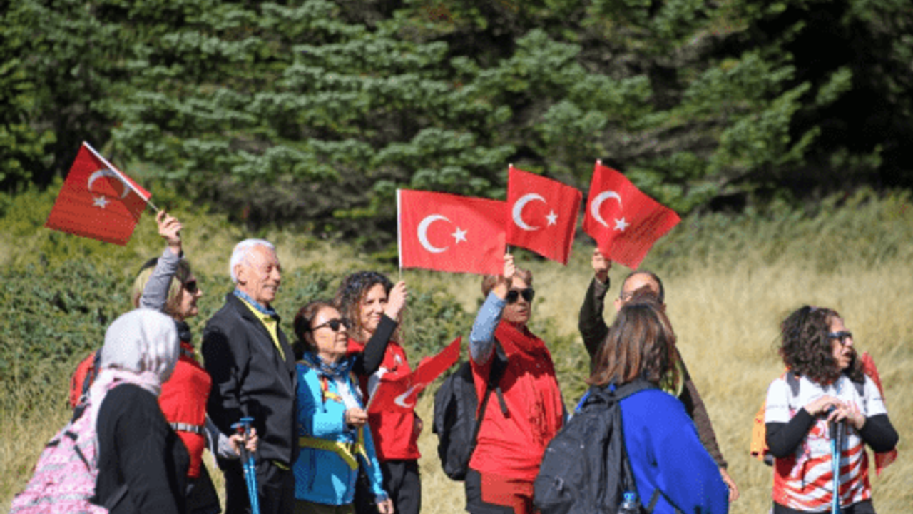 Uludağ'da 'Cumhuriyetin izinde' yürüyüş
