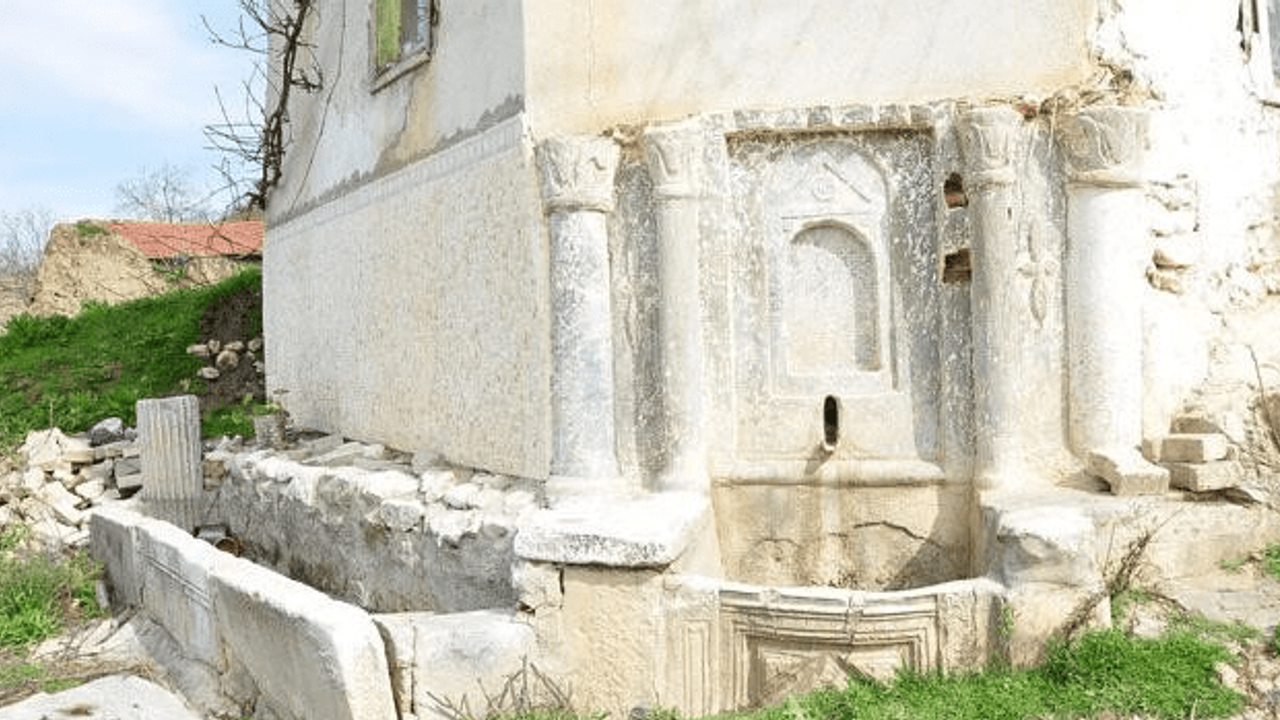 İznik'te tarihi çeşme tahrip edildi!