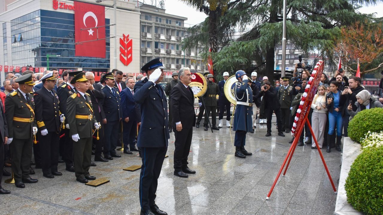 Cumhuriyet kutlamaları çelenk takdimiyle başladı!