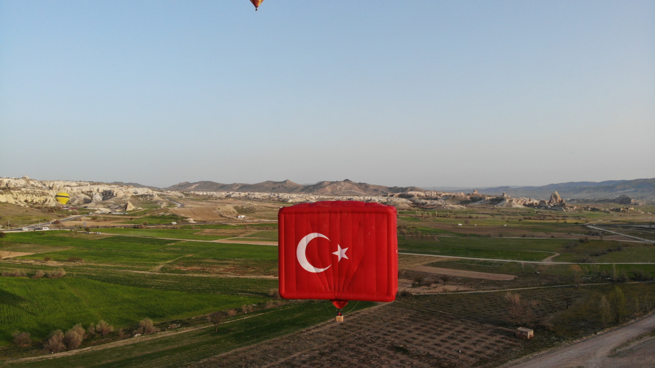 Dünyanın en büyük bayrak figürlü balonu Kapadokya'da havalandı