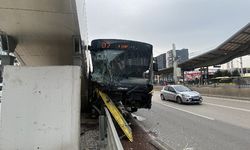 Bursa'da belediye otobüsü bariyerlere saplandı! Çok sayıda yaralı var...