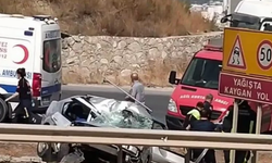 Bursa’da bariyerlere giren araç hurdaya döndü!