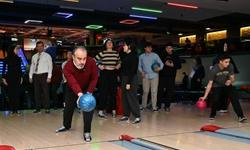 Başkan Aktaş gençlerle bowling oynadı