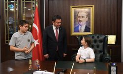 Osmangazi Belediye Başkanı Erkan Aydın koltuğunu çocuklara bıraktı