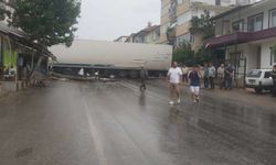 Bursa’da kaygan yolda yan dönen tır yolu kapadı