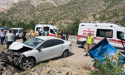 Otomobil otobüs durağına daldı: 3 yaralı