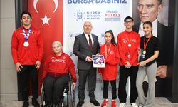 Şampiyon sporculardan Başkan Bozbey’e ziyaret