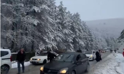 Bursa'da kar yağışıyla hayat durdu, yollar kapandı!