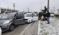 Bursa’da karlı yolda zincirleme kaza!