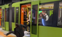 Bursa'da tekmeleyerek metrodan attılar!