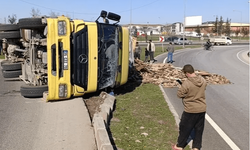 Kamyon devrildi! Hepsi yola saçıldı...