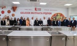 Protokol eşleri mutfağa girdi
