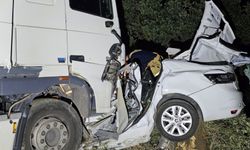 Bursa’da TIR otomobili biçti!