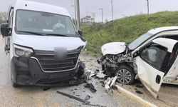 İşçi servisi ile otomobil kafa kafaya çarpıştı!
