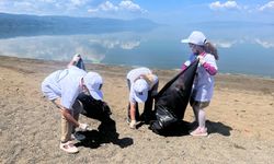 Minik gönüllülerden sahil temizliği