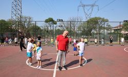Başkan Özdemir miniklerle sporda