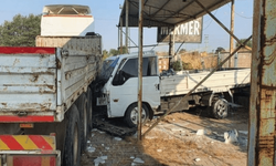 Lastiği patlayan kamyonet TIR'a çarptı!