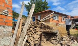 Deprem sonrasında 2 metruk evde çökme