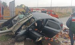 Otomobil bariyerlere ok gibi saplandı!