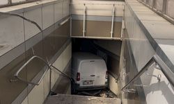 Bursa’da araç metro istasyonuna daldı!