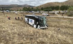 Otobüs, TIR ile çarpıştı: 18 yaralı