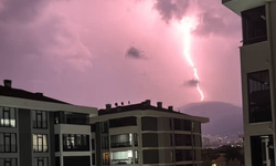 Bursa'da şimşekler geceyi aydınlattı