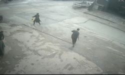 Bursa'da süpürgeyle kovaladı, arkadaşı şut attı...
