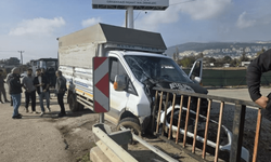 Kamyonet köprüye ok gibi saplandı!