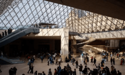Louvre Müzesi'nde soygun