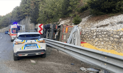 Kontrolden çıkan yüklü TIR devrildi