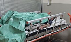 Ateşte ısınırken kıyafetleri tutuştu!