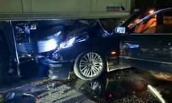 Lüks otomobil park halindeki TIR'a çarptı