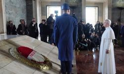 Papa, Ata'nın huzurunda